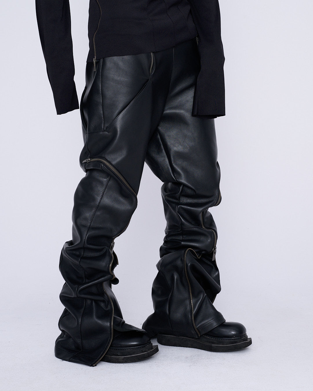 MEN ZIPPED LEATHER PANTS