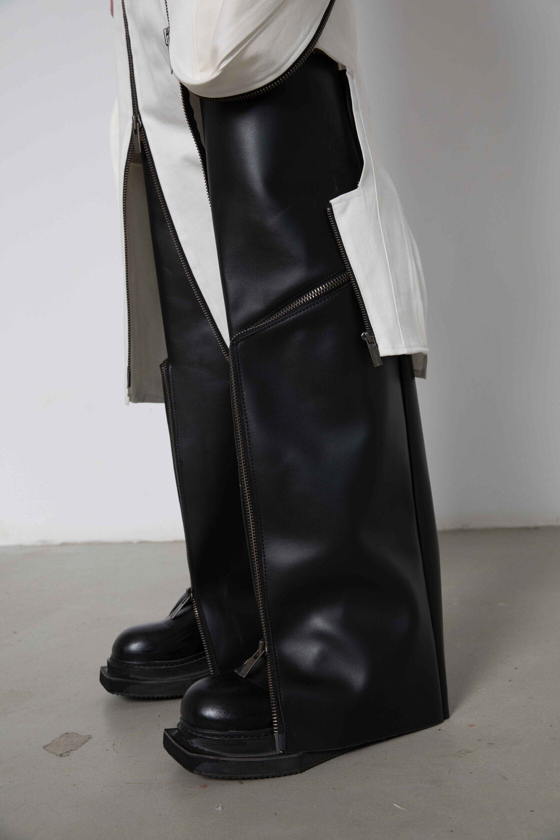 UNISEX BLACK LEATHER SOCKS