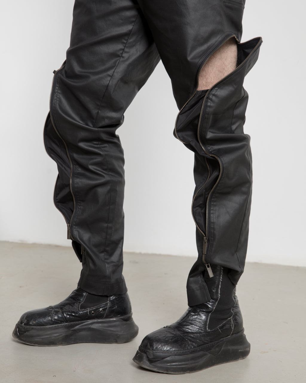 MEN DENIM ZIPPED PANTS