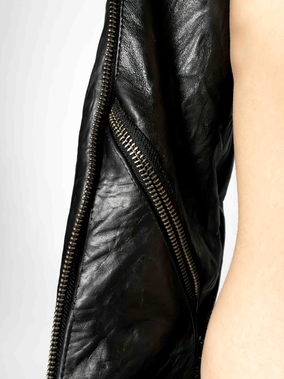 UNISEX CRINCKLED LEATHER SLEEVES