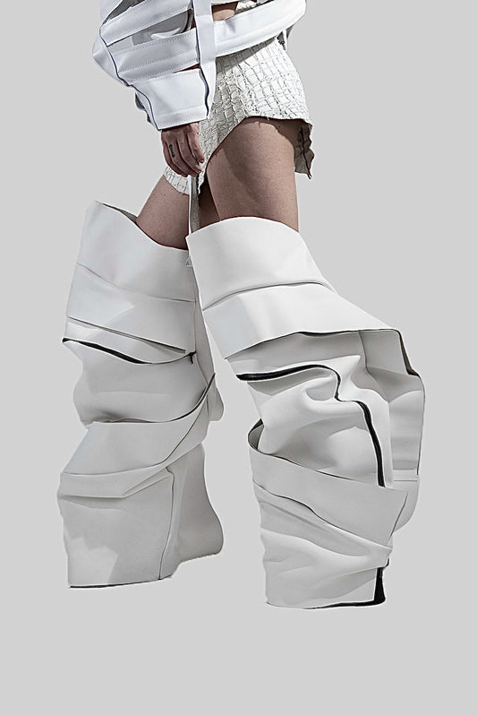 UNISEX WHITE FLARED LEATHER SOCKS